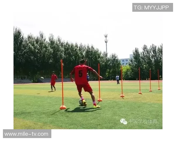 深入探讨足球理论与实践的结合与应用研究试卷